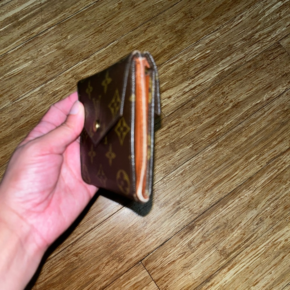 Louis Vuitton Vintage Monogram Textured Wallet with coin pouch - Picture 5 of 6